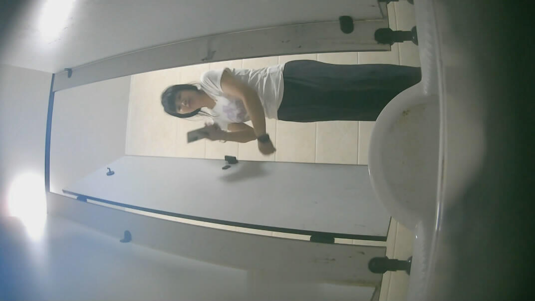 二月流出新系列❤️大学城附近女厕 全景后拍学妹尿尿御姐型眼镜妹尿出长长一条直线