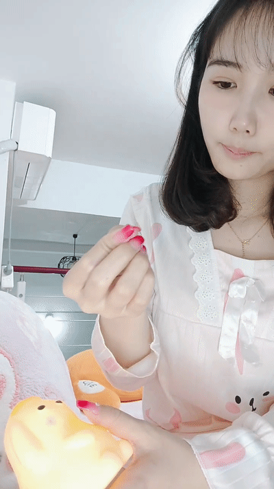 气质美女素颜诱惑！白皙皮肤性感美臀！半脱下内裤摇摆，掰开粉嫩紧致小穴，手指扣入娇喘