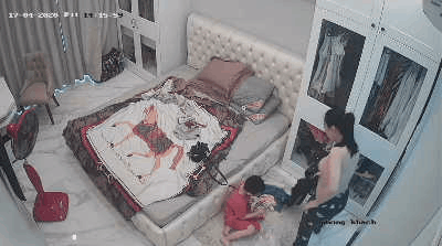 【监控破解：⑤天记录】奇葩美少妇！故意在孩子面前脱光衣服 给儿子看身体