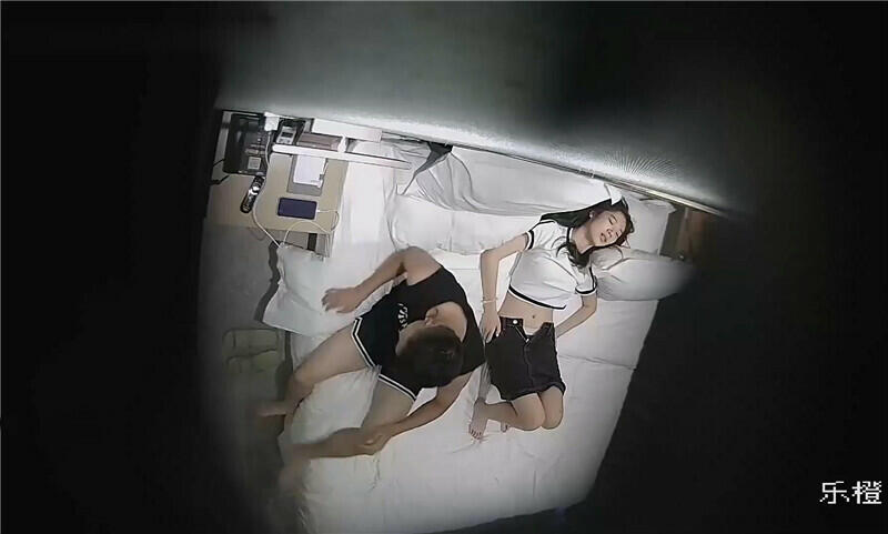 《监控破解》小伙带着漂亮的女朋友各种姿势啪啪连干两炮