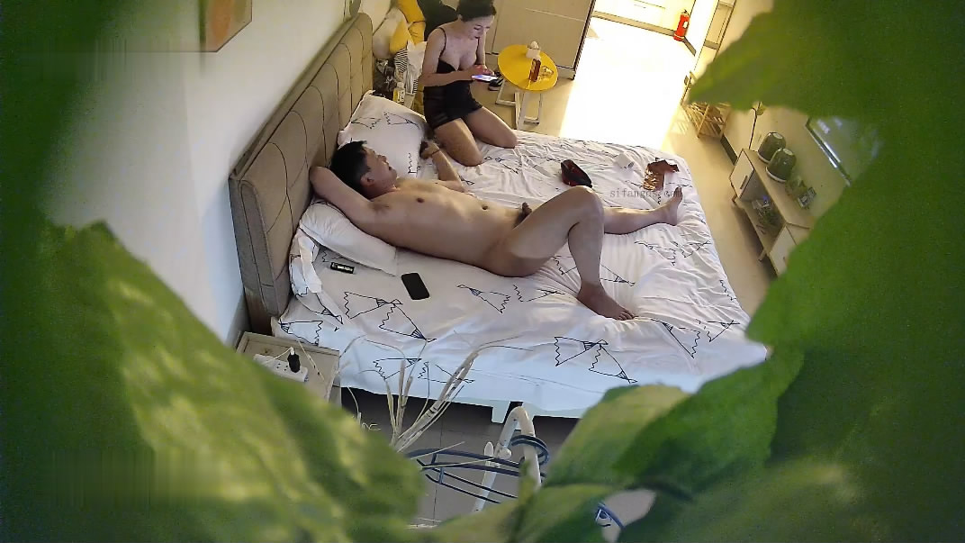 2024-4-20新流出酒店偷拍❤️高颜值美女黑白色蕾丝丁字裤轮换穿 着挨屌