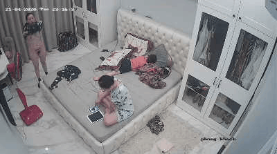 【监控破解：⑤天记录】奇葩美少妇！故意在孩子面前脱光衣服 给儿子看身体