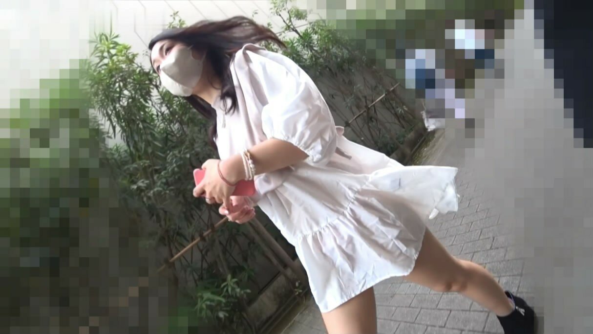 偷拍大师停车场一路尾随跟拍❤️短裙气质美女整理内裤时漏了半个逼貌似上面也是真空的