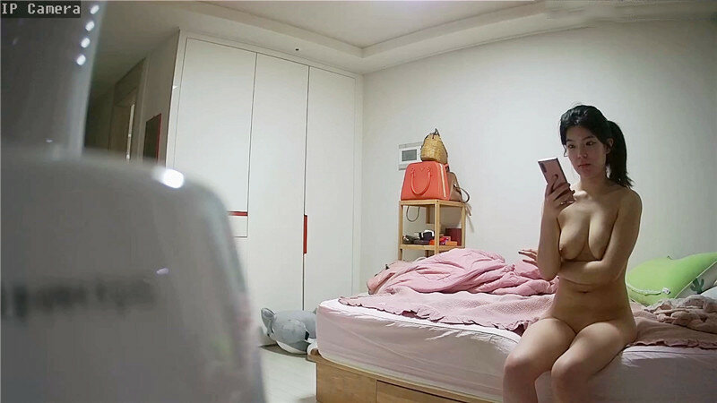 《居家摄像头破解》真实记录刚刮了B毛的美少妇和老公啪啪洗澡全过程