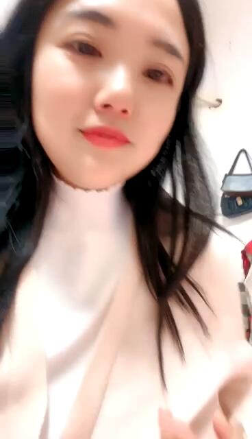 良家小少妇深夜撩骚，漏出两个大白兔，白嫩诱人听狼友指挥脱光玩逼，道具抽插蝴蝶骚穴，浪叫呻吟不要错过
