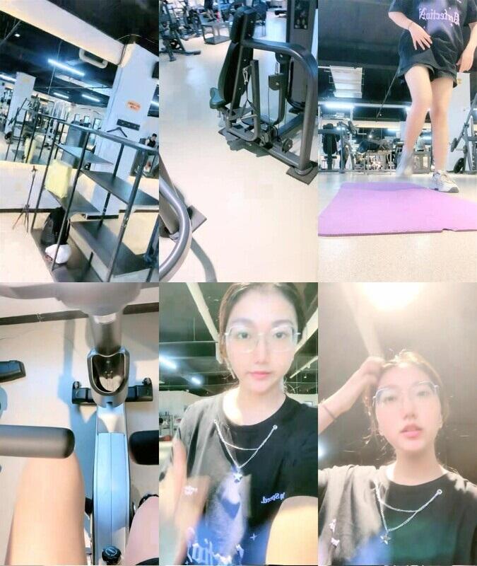 ⭐⭐⭐正宗大学生，【小野猫555】，暑假健身房洗澡~宿舍流白浆，旁边人来人往，玩得就是这份心跳刺激⭐⭐⭐