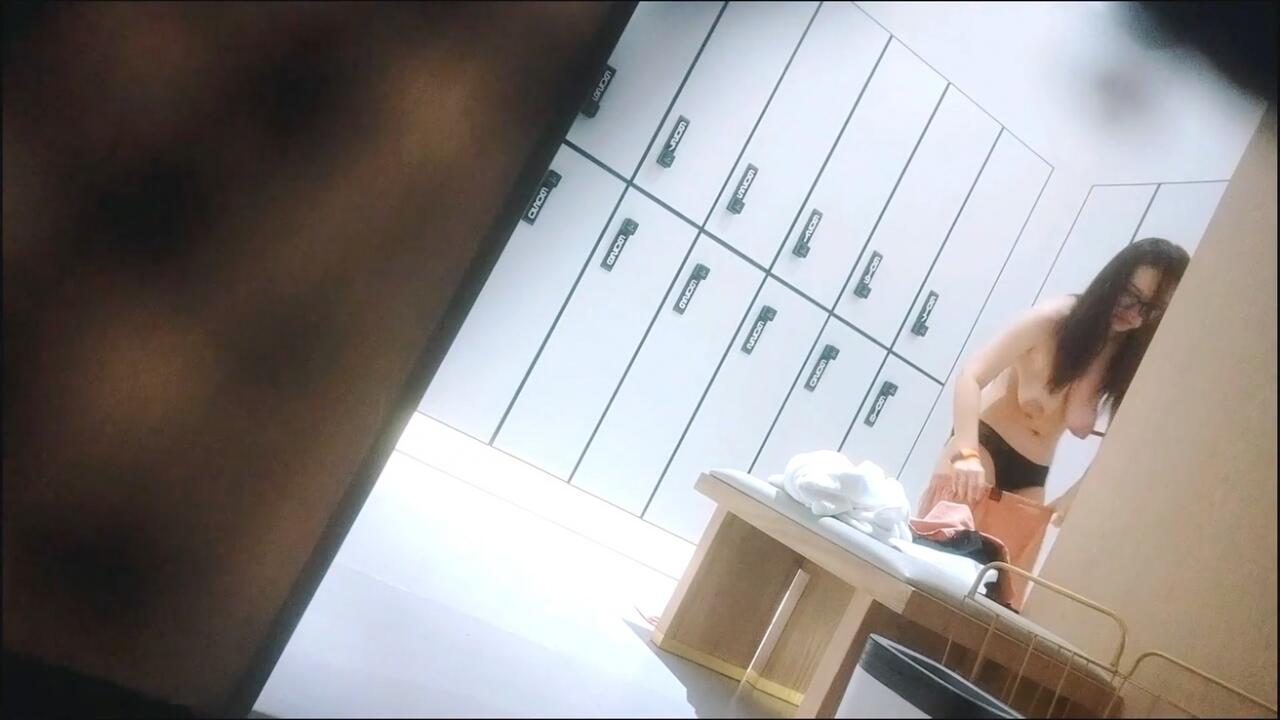 ⚡⚡一镜到底真实偸拍温泉洗浴女士区内部春色，亮点有点多，熟女少妇少女同框，超极品吊钟巨乳眼镜人妻肉肉的真好看