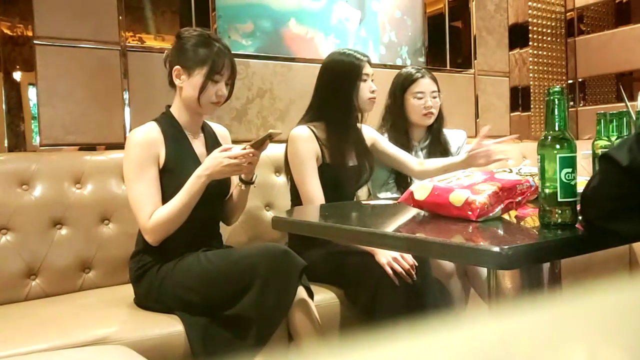 2023-7-1【换妻极品探花】今晚2对极品情侣夫妻，偷拍换妻多人群P，打牌玩游戏，前后夹击各种操