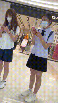 跟随抄底青春JK美眉 没想到还是透明内内 稀毛小鲍鱼清晰可见 连闺蜜一起抄了