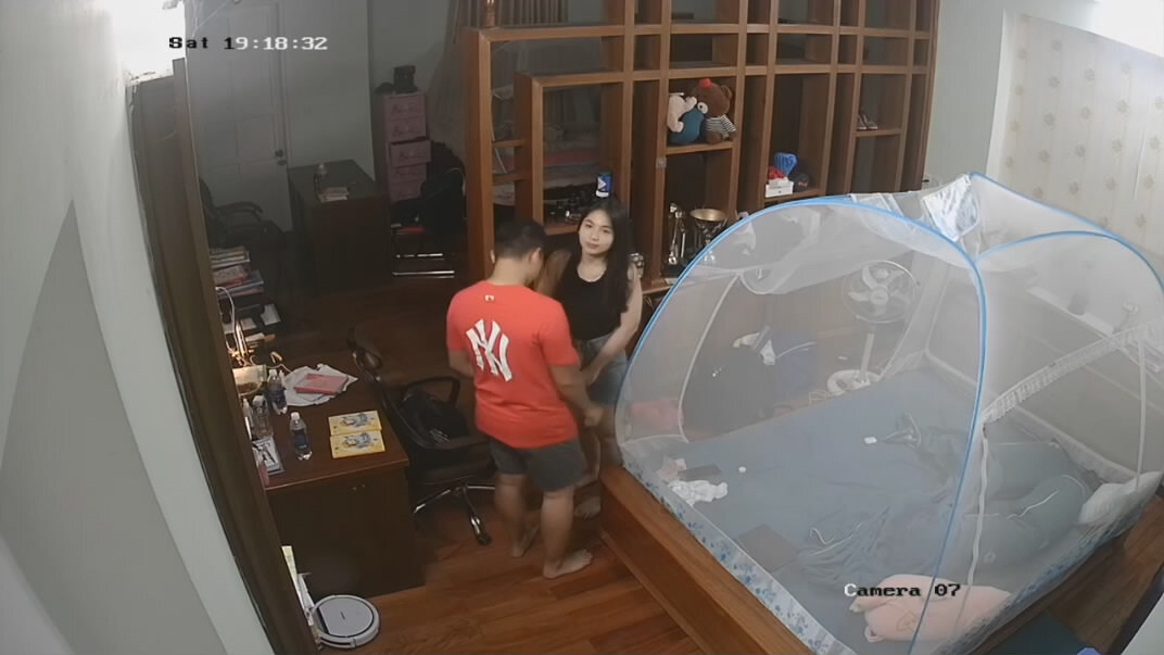 黑客破解家庭摄像头偷拍❤️房间很大的官二代小哥网聊个校花级别的兼职妹回家吃快餐