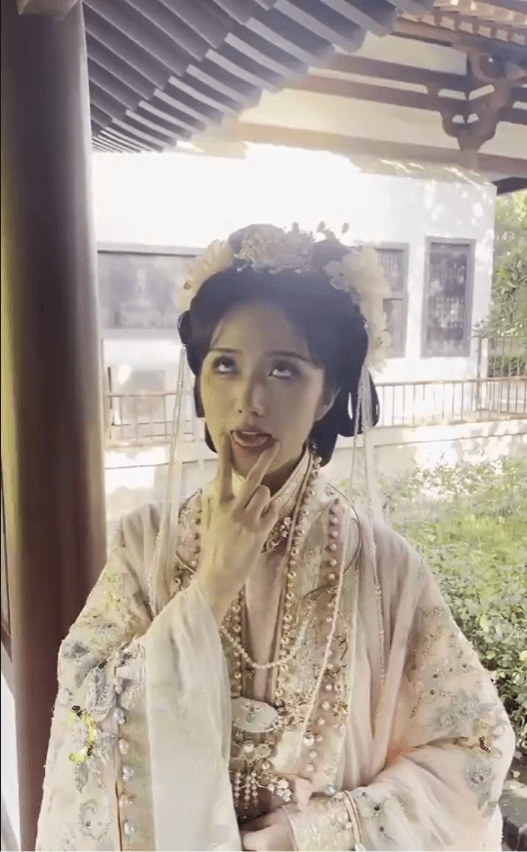 √抖音大V反差女神各种场合漏出 约炮外表清纯 内心属实骚 无套啪啪道具自慰 SM 母狗