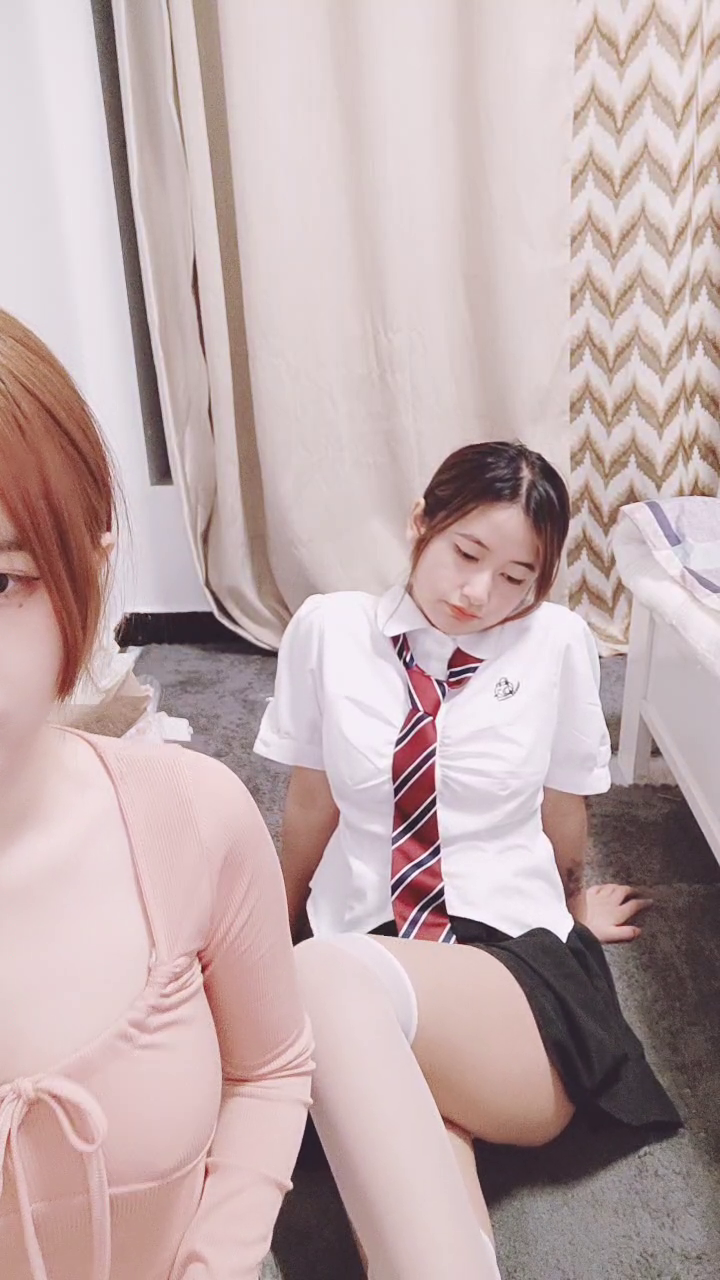 清纯系天花板！颜值美少女颜宝！漂亮闺蜜收费双女秀，白嫩极品美乳，粉嫩小穴道具互插