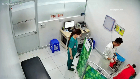 黑客破解医院治疗室摄像头偷拍❤️撅起屁股 肛门手指插入抠动 真酸爽真羡慕这医生每天能看不同美女的逼