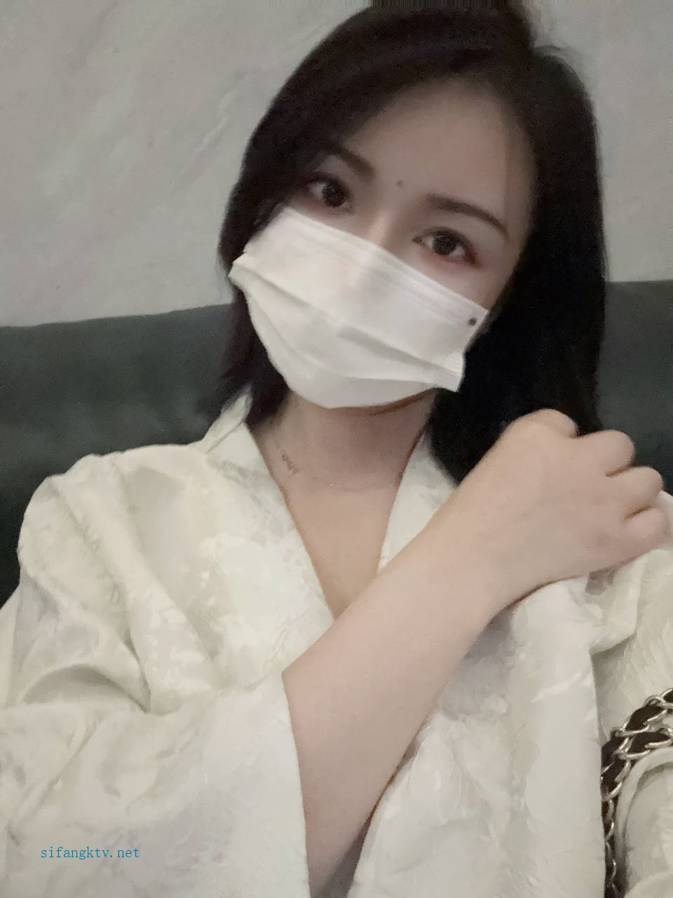 √超高颜值骚货楼凤之雨婷，身材好 白皙大奶 极品翘臀 没有一点赘肉 后入上位 大屌无情啪啪超刺激