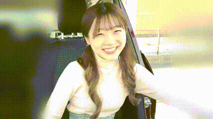 漂亮清纯美眉吃鸡啪啪 皮肤白皙特别爱笑 大白天在停车场被无套输出 小脸绯红羞羞的表情很可爱 内射满满一粉鲍鱼