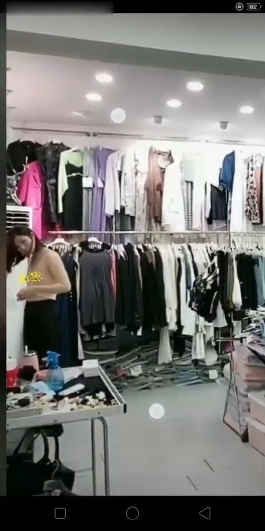【抖音】潮范女装–店主开直播偷拍顾客换衣，美女发现吓飞