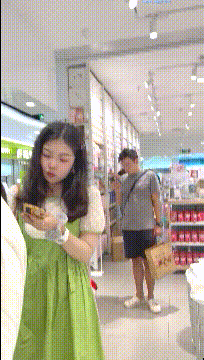 商城跟随偷窥漂亮少妇 白裙大姐透明小内内能看到黑森林 细长腿屁屁很性感