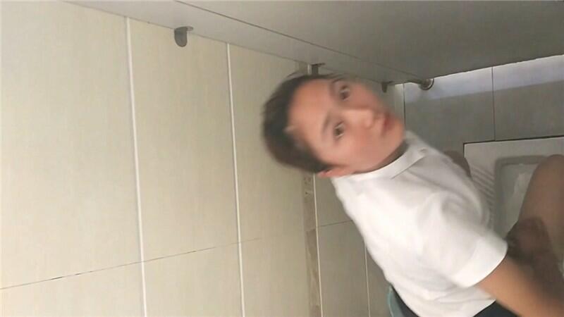 路边公厕跟踪偷拍短裙高跟少妇的多毛大黑鲍⭐动作大了一点被她发现了⭐跑出来一通臭骂