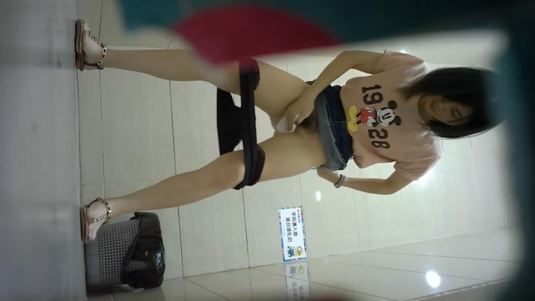 精品厕拍福建泉州某商场女厕偷拍❤️没流出过部分牛仔裙少妇拉着门把不断有人想闯入尿尿