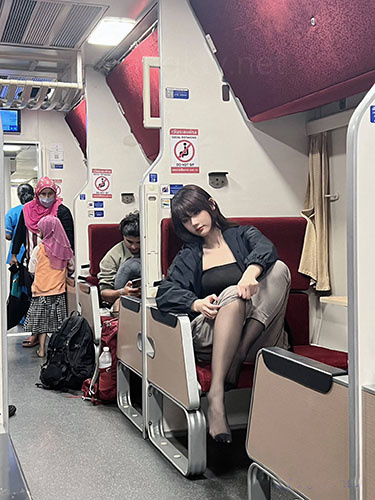 自带光环的顶流女神-阿朱 女神4月最新泰国海岛旅拍作品！大胆穿着暴露 在海滩和摄影湿玩水，火车 餐厅 大街上大胆暴露诱惑