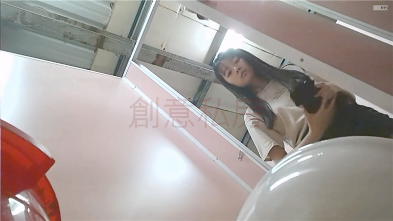 台北第一女子高中美女同学“王露熹” 嘘嘘被友人偷拍粉嫩的鲍鱼被曝光