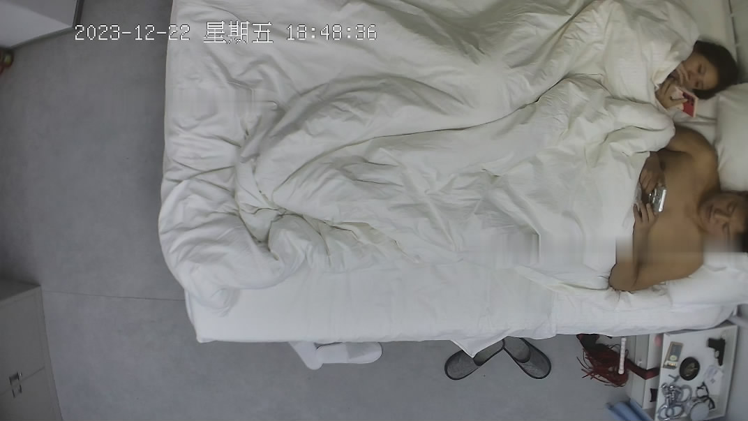 补漏12-22未流出过酒店偷拍小情侣玩SM 乖乖女手铐捆绑 脚插骚穴 强制高潮 堪比AV