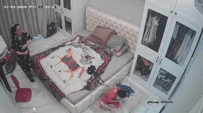 【监控破解：⑤天记录】奇葩美少妇！故意在孩子面前脱光衣服 给儿子看身体