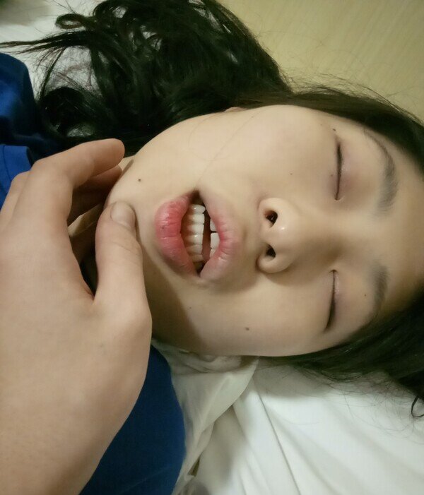 【MJ作品】远房表妹失恋借宿表哥家，喝断片被全套玩弄全程死猪无感10P 24V[无水原版]