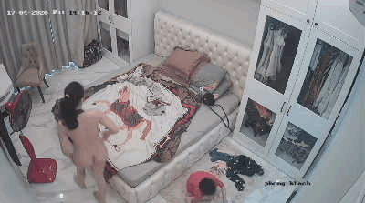 【监控破解：⑤天记录】奇葩美少妇！故意在孩子面前脱光衣服 给儿子看身体