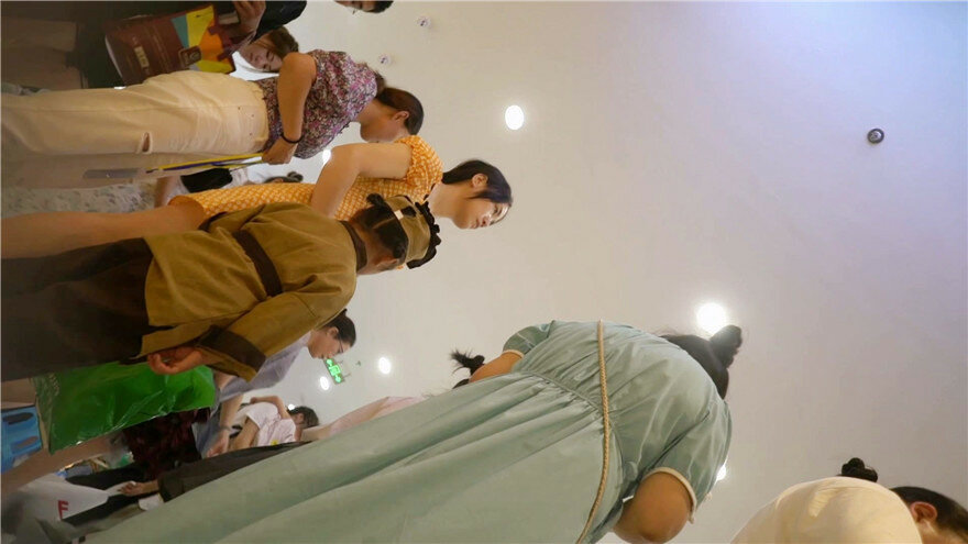 商场一路瞎逛结账的时候抄底两位极品大长腿美少妇