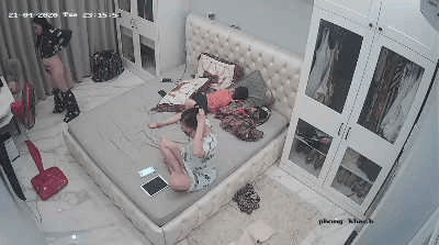 【监控破解：⑤天记录】奇葩美少妇！故意在孩子面前脱光衣服 给儿子看身体