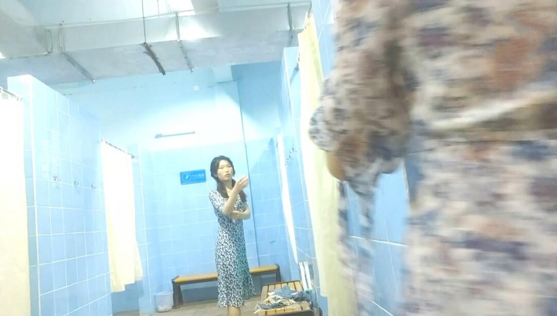 ⚫️⚫️⚫️贵在真实，年轻小姐姐聚集地，游泳馆女士换衣淋浴间内部曝光，环肥燕瘦好多诱人的胴体，看见美女追着拍