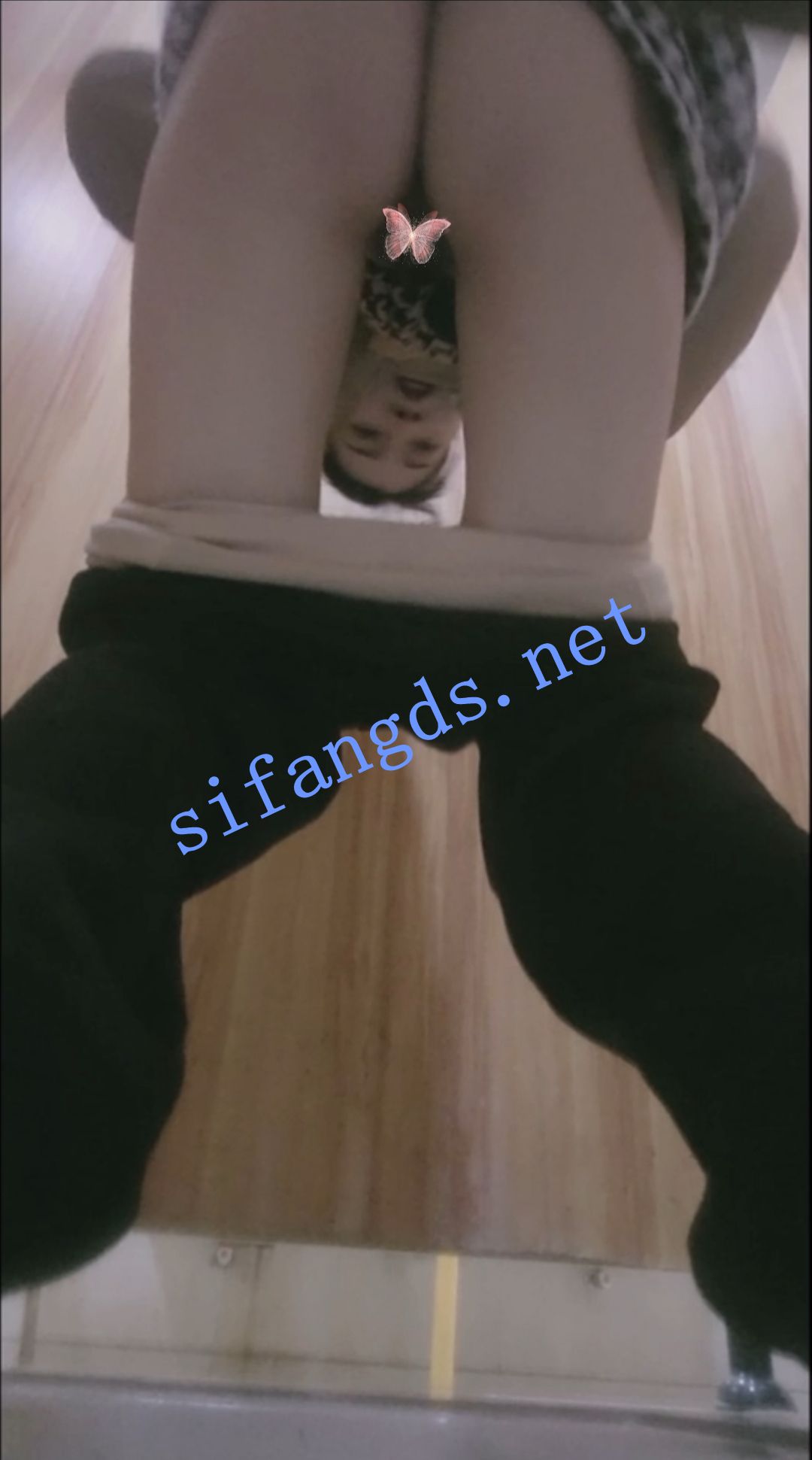 ⭐厕拍桌游亲身试玩⭐⭐⭐对着美女播放她的嫩逼⭐卫生巾