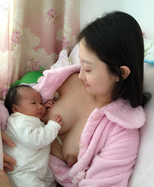 【人妻喂奶系列】第1弹 绝美少妇喂奶，太有味道了，好像艹她逼，吃她奶呀，羡慕了！[1.22g]