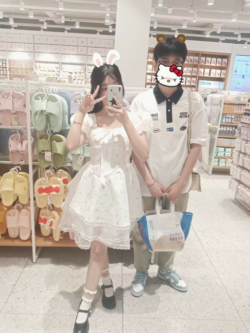 某大学学校澡堂，遭男友泄密，一对狗男女在里面做爱,抠逼，舔逼，吃奶,吹萧样样都会