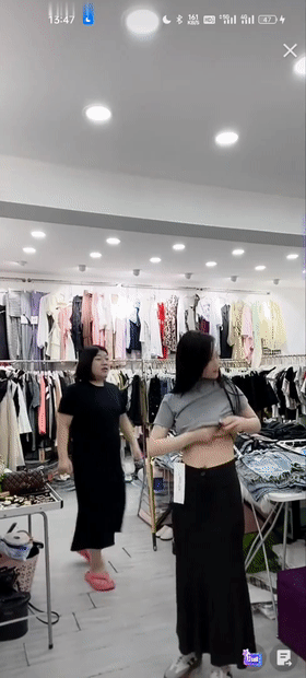 【抖音】潮范女装–店主开直播偷拍顾客换衣，美女发现吓飞