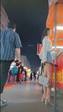 步行街跟随偷窥漂亮小姐姐 身材高挑 皮肤保存细长腿 这小内内小屁屁看着很诱惑