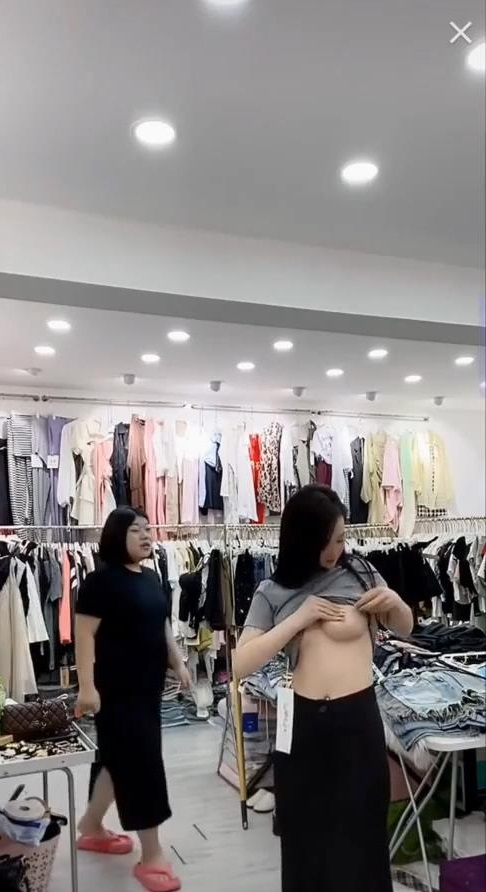 【抖音】潮范女装–店主开直播偷拍顾客换衣，美女发现吓飞