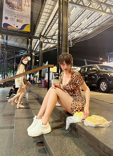 自带光环的顶流女神-阿朱 女神4月最新泰国海岛旅拍作品！大胆穿着暴露 在海滩和摄影湿玩水，火车 餐厅 大街上大胆暴露诱惑