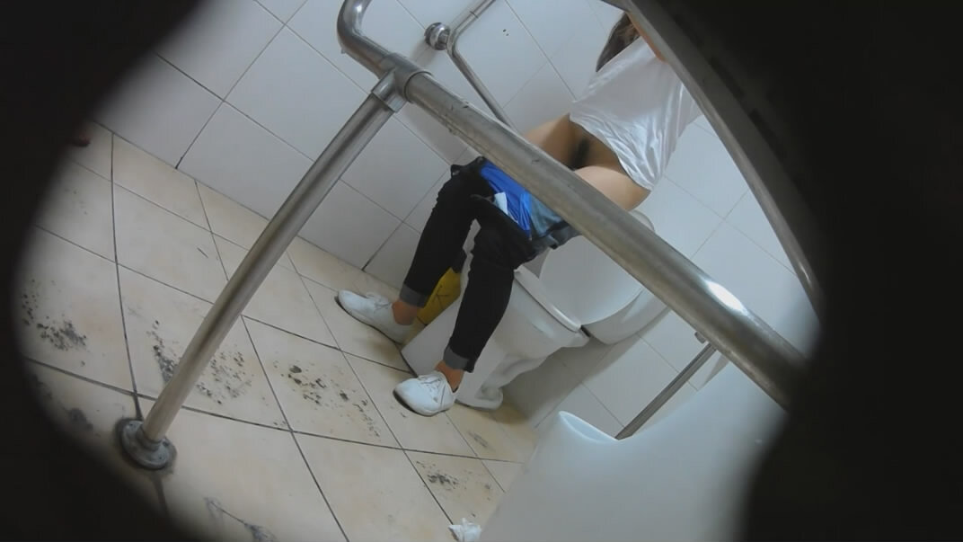厕拍大神潜入韩国首尔大学女厕偷拍❤️女生们一起尿尿，讨论自己喜欢的男生的类型
