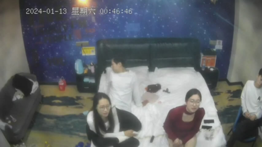 2024-1-13新流出酒店偷拍❤️貌似姐妹和各自男友一块开房看电影白衣男按捺不住要操逼开始动手