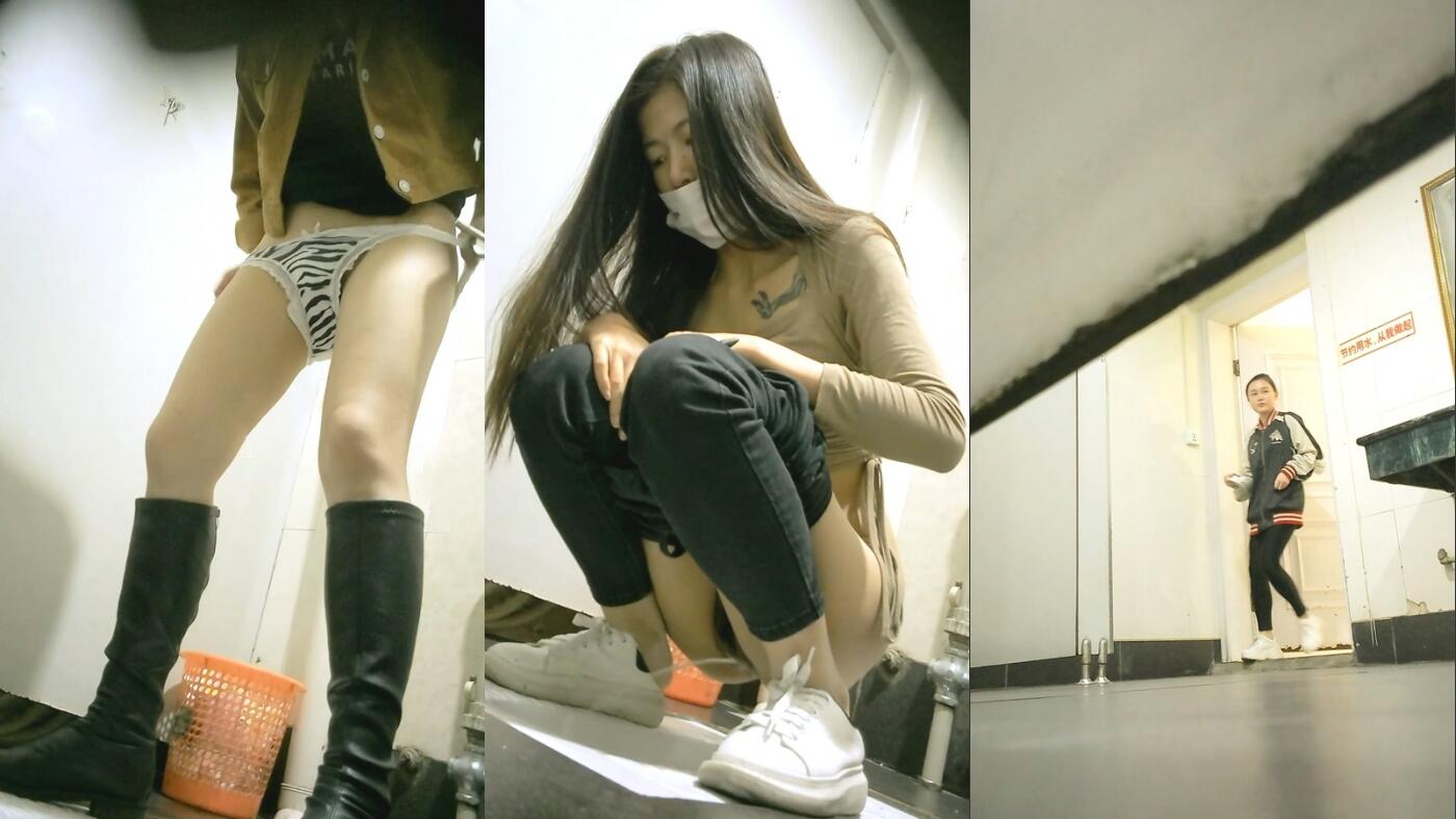 极品厕拍！美女如云服装城逼脸同框偸拍数位女神级小姐姐方便，茂密阴毛，性感美腿，一线天馒头美鲍，亮点多