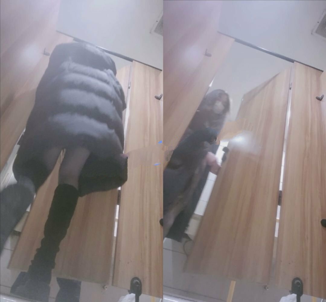 三月最新私房大神极品收藏❤️厕拍高冷女同性恋的秘密⭐⭐⭐手电筒照射研究腿和逼