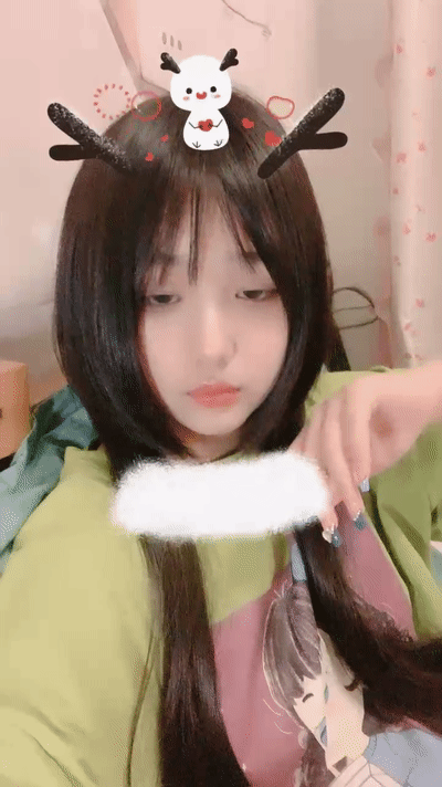 甜美呆萌00后妹妹！新人刚下海！脱光光贫乳嫩穴，玻璃黄瓜插穴，猛捅插出大姨妈