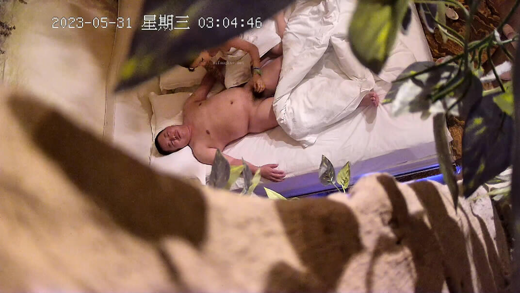 2023-5-31新流出酒店偷拍❤️胖叔吃完宵夜和女炮友开房爽一炮[495MB]