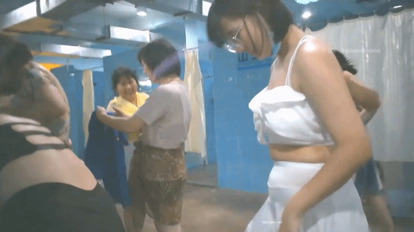 【稀缺浴室】多场景浴室温泉会所更衣室偷拍 （第一期），年轻美女众多，精挑细选的美乳，视觉冲击力极强，刺激震撼[4.46G]