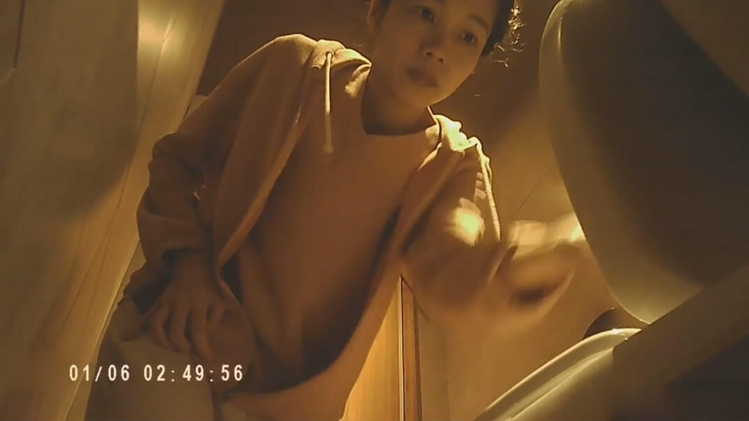 韩国厕拍大神潜入首尔某❤️高档西餐厅女厕放设备后拍气质少妇白领小姐姐尿尿