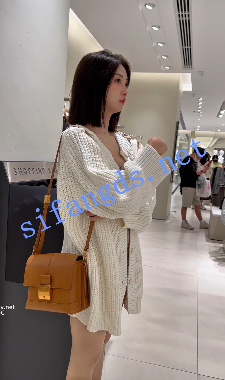 ⭐精品街拍【 KFC 】极品气质美女和闺蜜逛街。肉色丝袜淡紫色内内