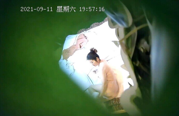 【酒店摄像头】女人不骚躺着随你草,骚起来没命逃，看着贤妻良母型的少妇，把玩男友的鸡巴，爱不释手[3.01G]