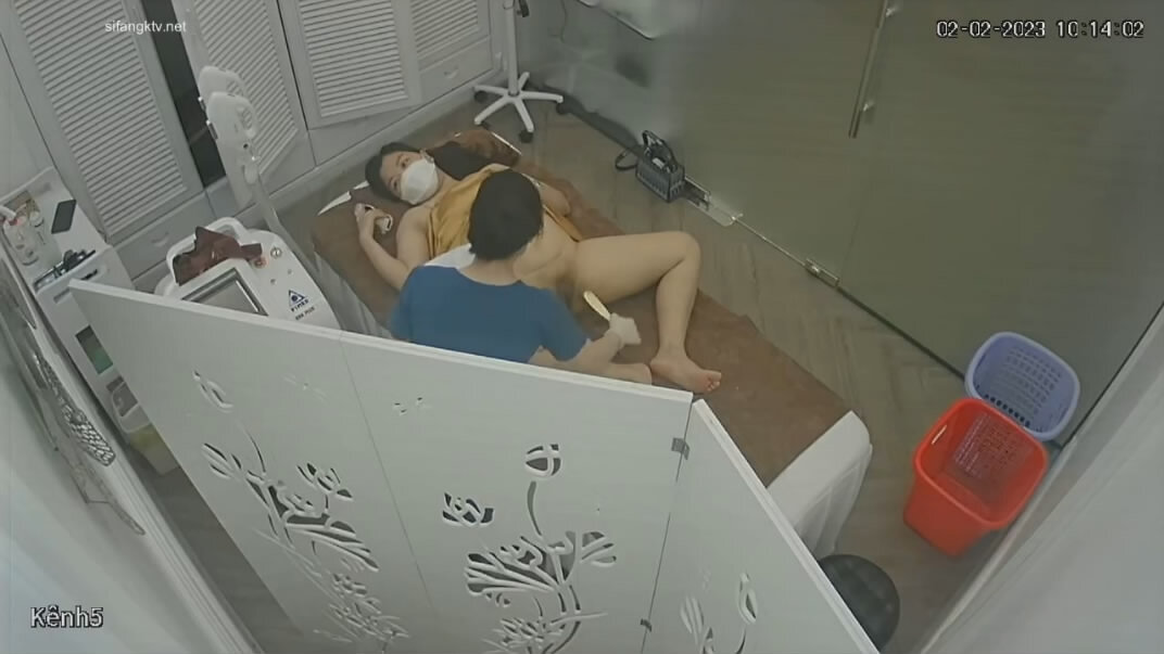 黑客破解美容院监控摄像头偷拍❤️几个逼逼护理激光脱毛的妹子有个貌似怀孕了也不怕伤害到胎儿